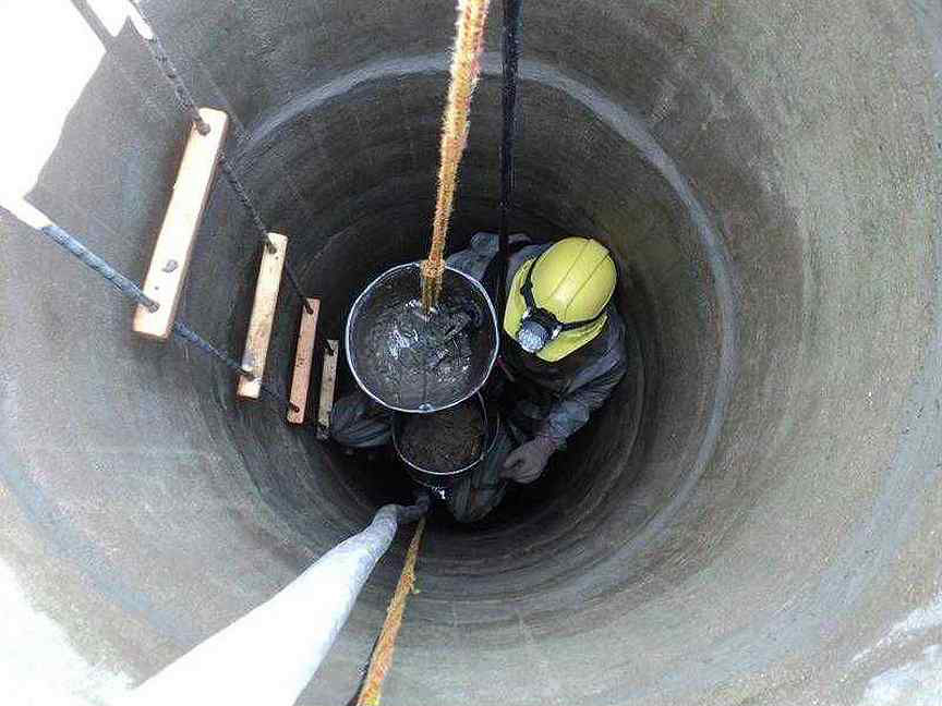 Углубление колодца подкапыванием